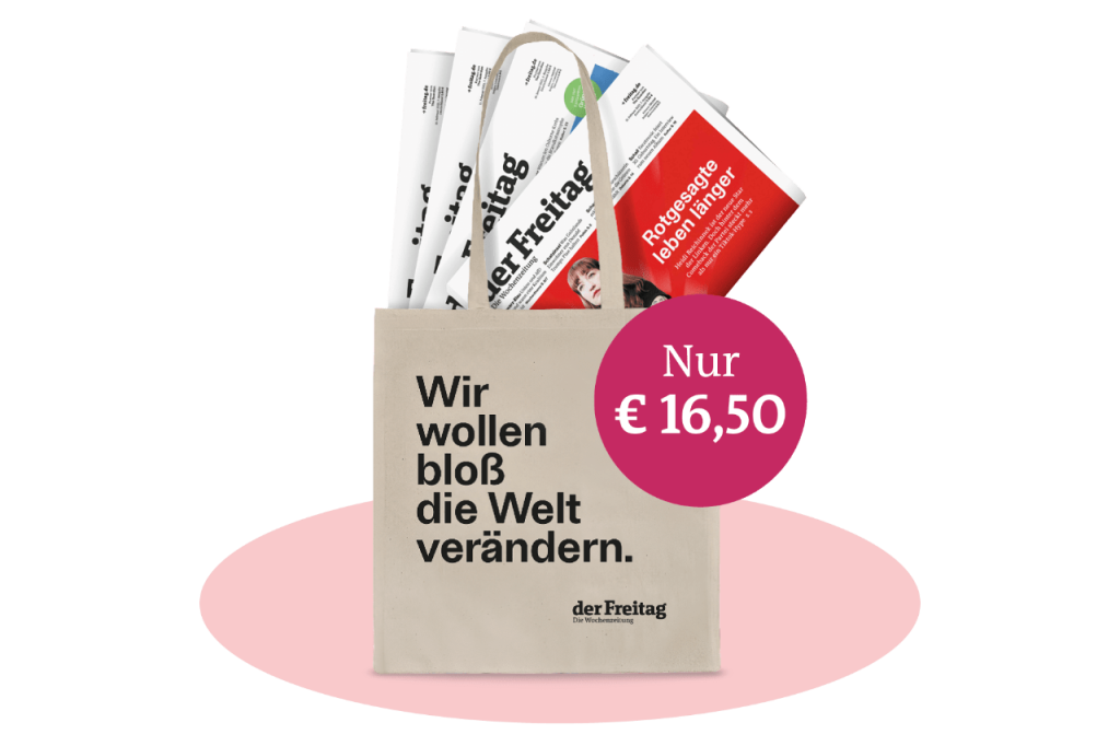 4 Ausgaben vom Freitag, die aufgefächert in einer Tragetasche stecken inkl. Hinweis in rotem Kreis „Nur € 16,50“