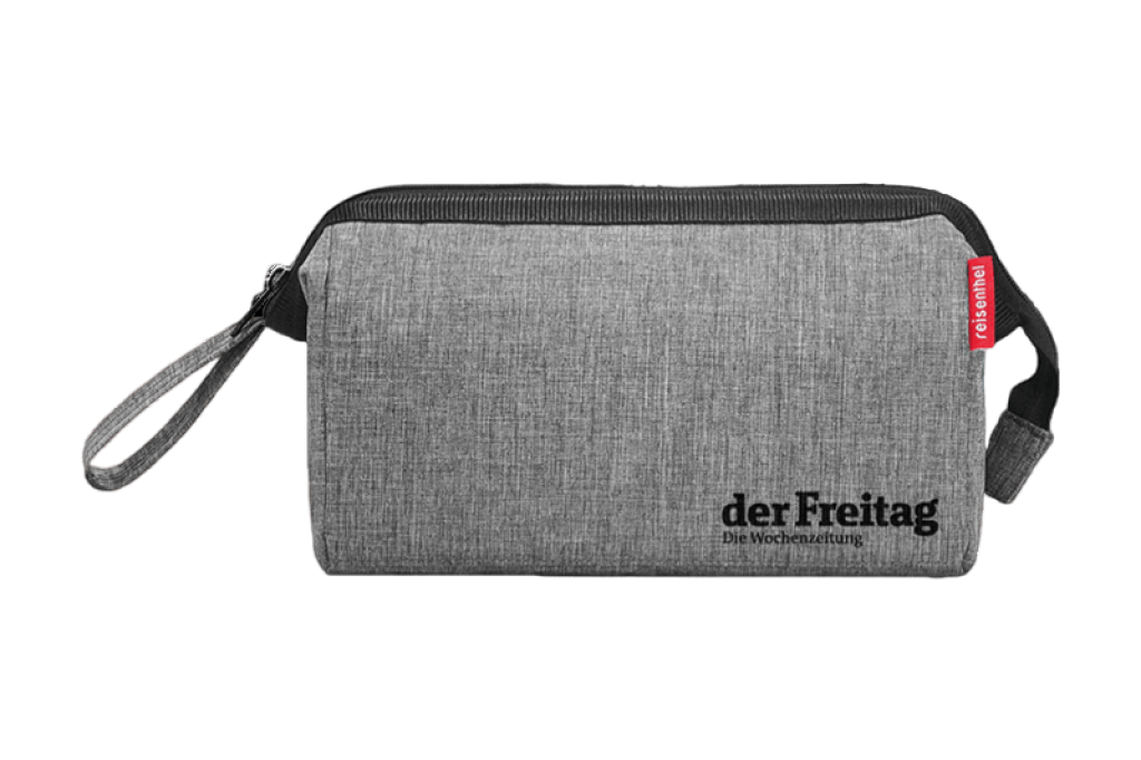 Grauer Kulturbeutel mit Branding „der Freitag – die Wochenzeitung“ als kostenlose Aboprämie