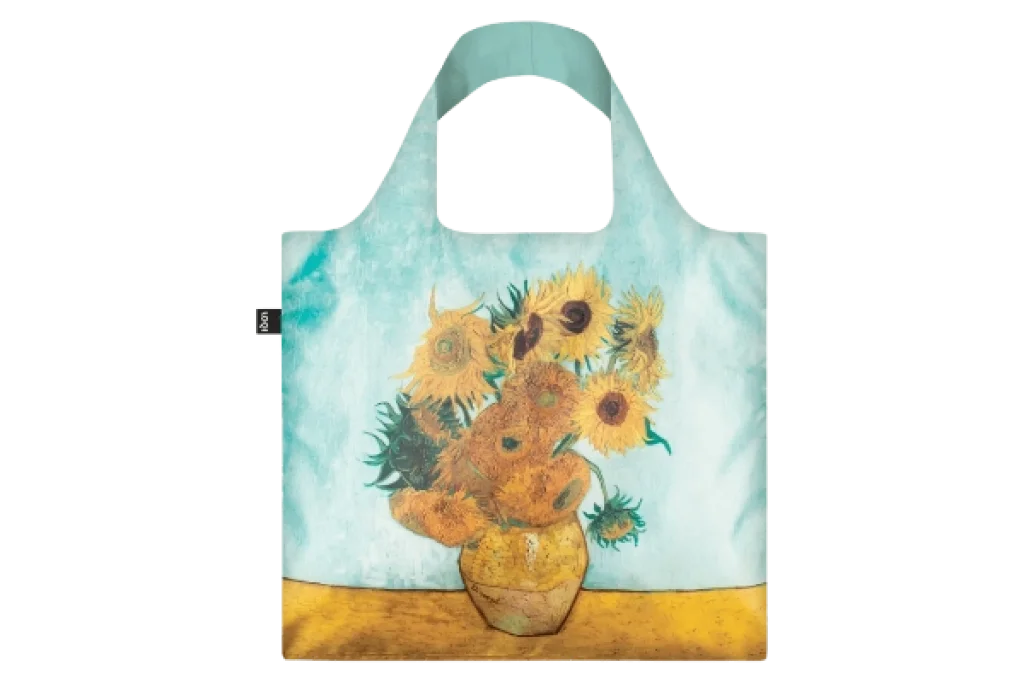 Loqi Tragetasche aus 100 %-recycelten Materialien mit van Goghs Sonnenblumen als Motiv. Dies ist eine kostenlose Prämie für ein Abo von „der Freitag“