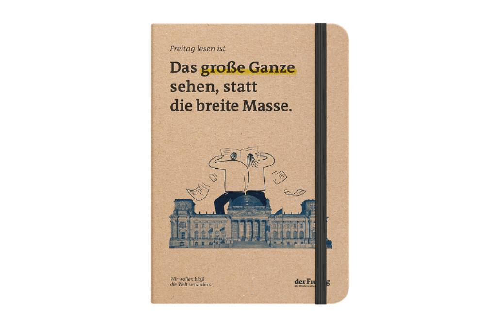Braunes Notizbuch als Aboprämie mit dem Claim „Freitag lesen ist: Das große Ganze sehen, statt die breite Masse.“. Darunter ist ein Foto des Reichtages, auf dessen Glaskuppel 2 illustrierte Menschen sitzen, die Zeitung lesen.