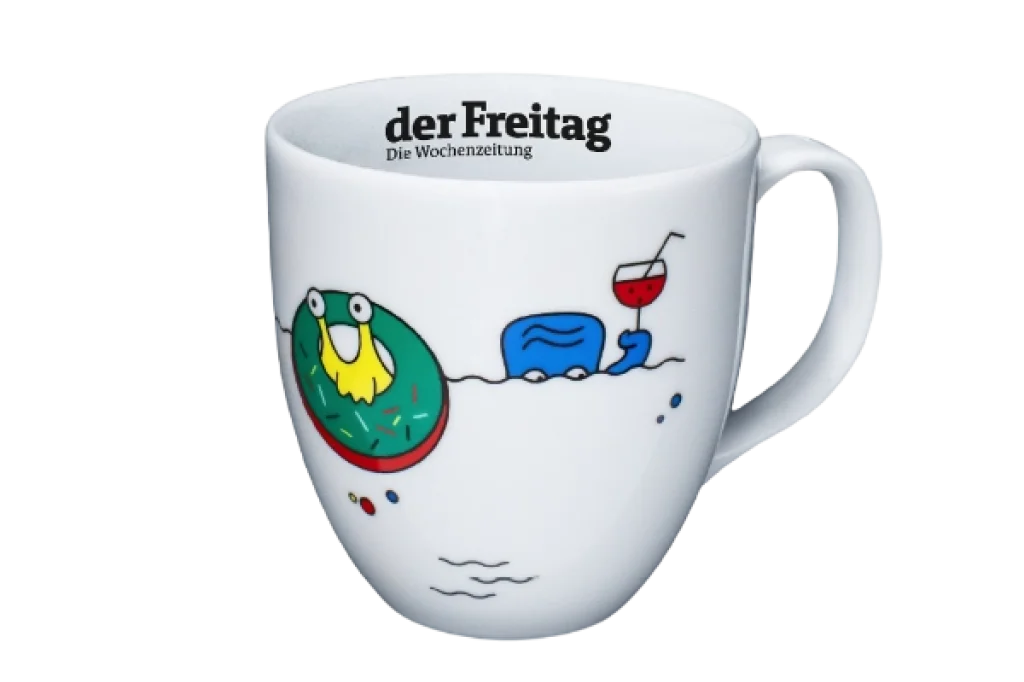 weiße Tasse mit bedruckten Freitag-Maskottchen als kostenlose Prämie für ein Abo des Freitag.