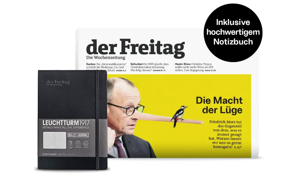 der Freitag im Print-Abo mit Notizbuch als Prämie. Zeitungscover der Ausgabe 12/2025 mit einem Notizbuch von Leuchtturm1917.