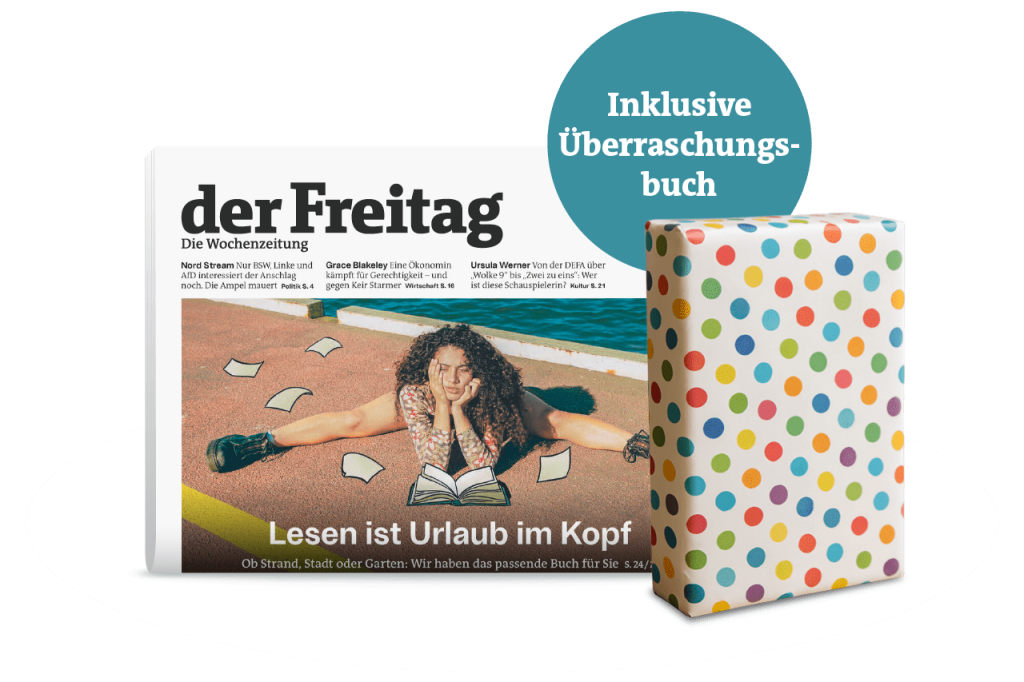 der Freitag im Print-Abo mit Überraschungsbuch als Prämie. Zeitungscover der Ausgabe 30/2024 mit einem als Geschenk verpacktem Buch als Prämie.