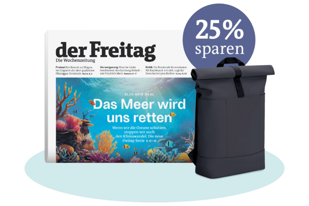 der Freitag im Print-Abonnement mit Ucon Rucksack als kostenlose Prämie. Abgebildet ist das Zeitungscover der Ausgabe 38/2023, der Rucksack in Schwarz sowie der Hinweis „25% sparen“